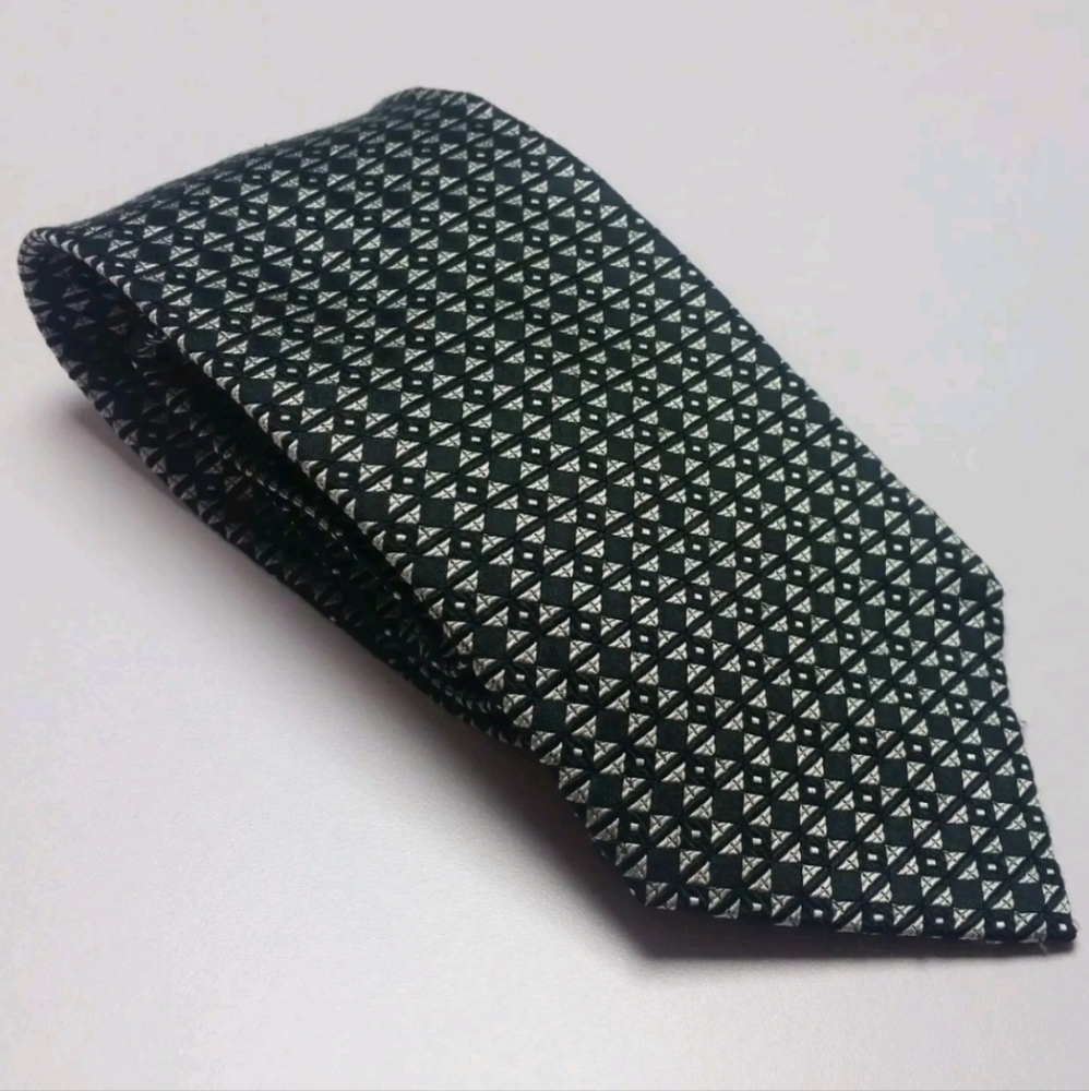 Louis Feraud 100% Silk Necktie Made in the USA Geometric Diamond Black Silver